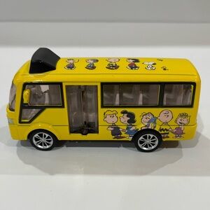 Charlie Brown Peanuts Diecast School Bus Yellow Pull Back Snoopy's Doghouse RARE